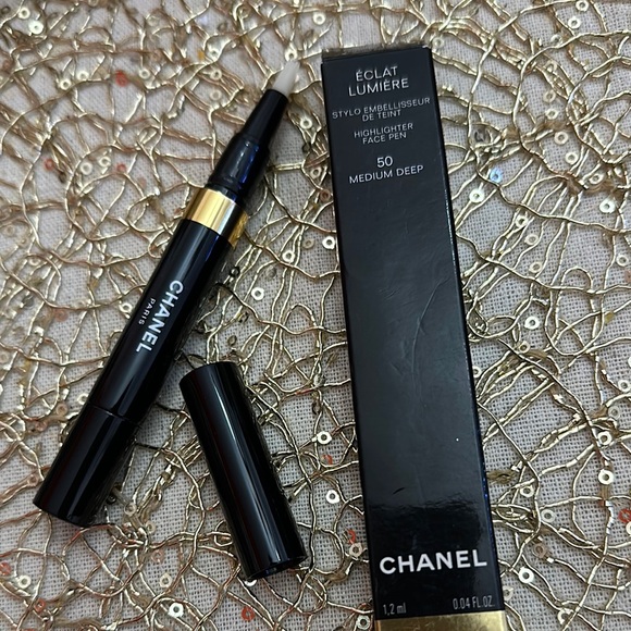 CHANEL Other - Chanel Éclat Lumière Highlighter - Medium Deep